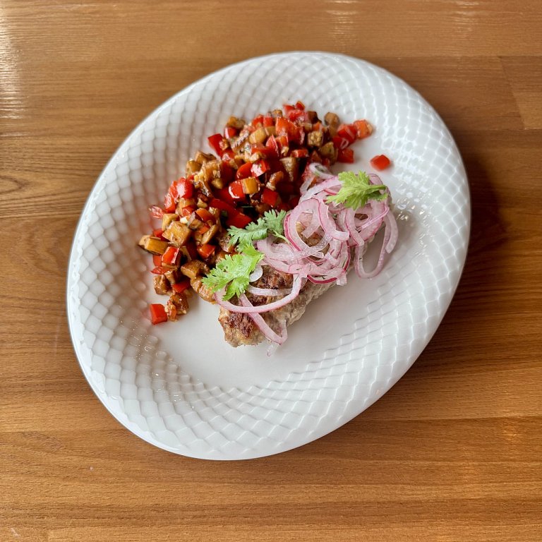 Б Сочные люля из баранины с овощами Аджапсандал